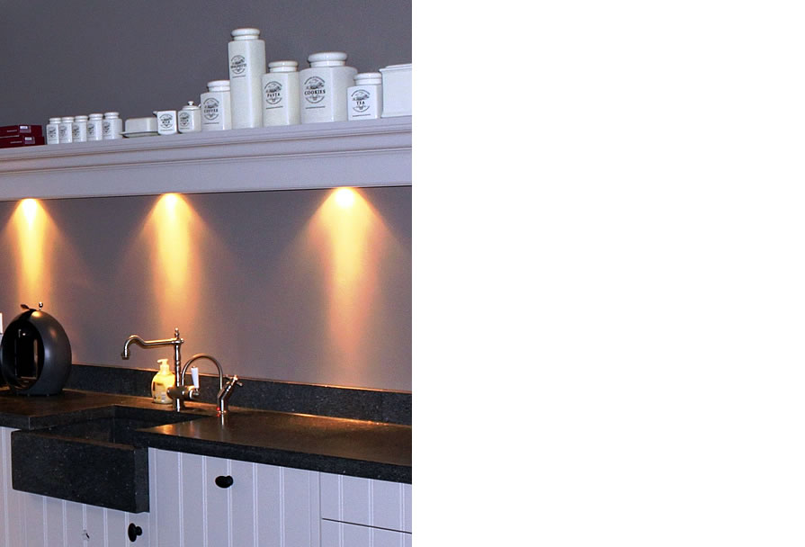 Herbestemming: hotel wordt woonhuis - granieten spoelbak in klassieke keuken