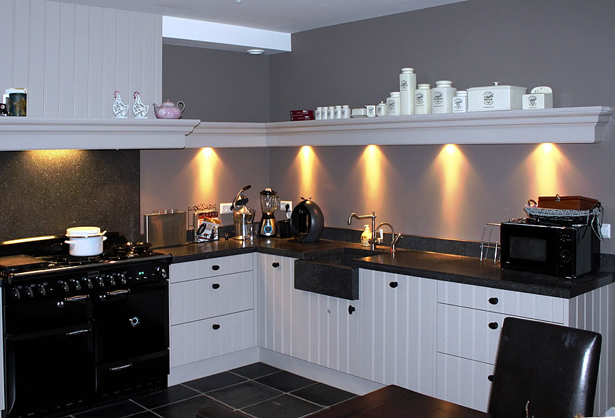 Herbestemming: hotel wordt woonhuis - klassieke witte keuken met losse gaskookplaat