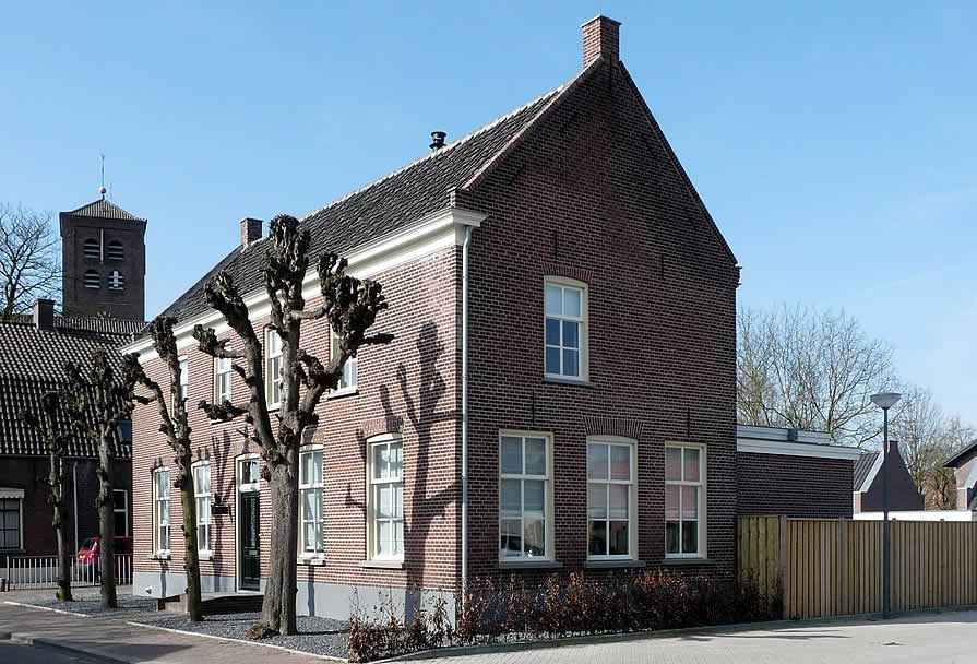 Herbestemming: hotel wordt woonhuis - buitenzijde zijkant klassieke villa