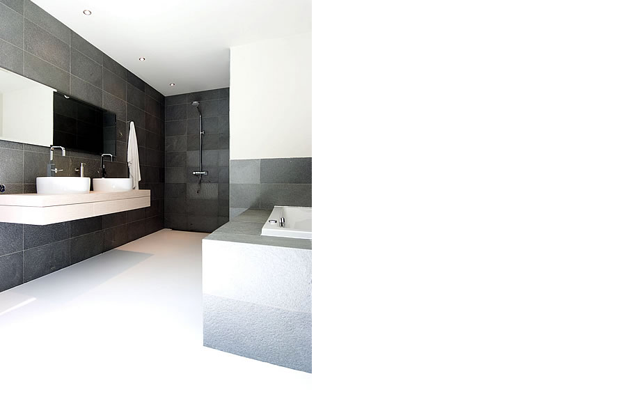 Passiefhuis Utrecht - moderne badkamer met witte gietvloer