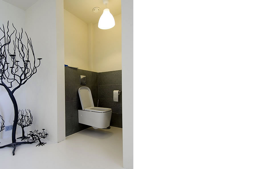 Passiefhuis Utrecht - modern toilet met strakke witte gladde vloer