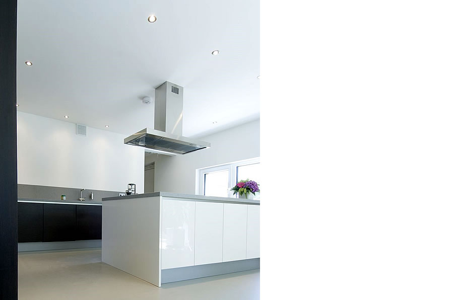 Passiefhuis Utrecht - greeploze witte keuken, strakke bruine keuken