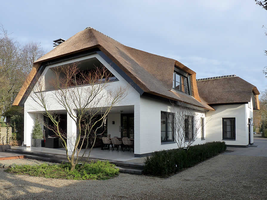 Sfeervolle landelijke villa - rieten kap en veranda