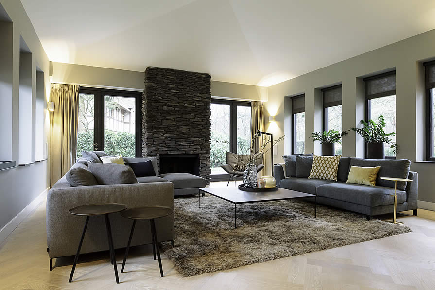 Villa à la Frank Lloyd Wright - sfeervolle woonkamer met open haard