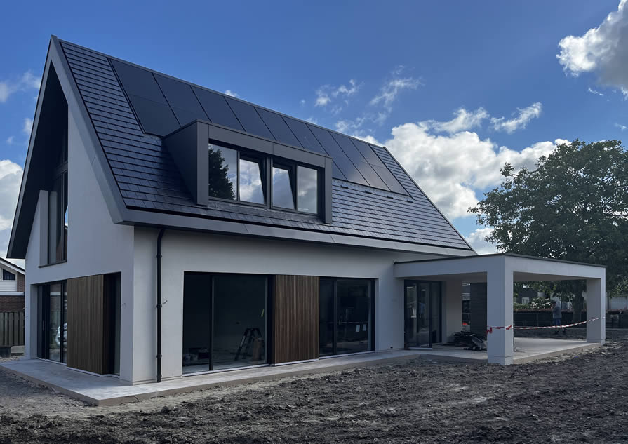 Eigentijds wit gestucte woning