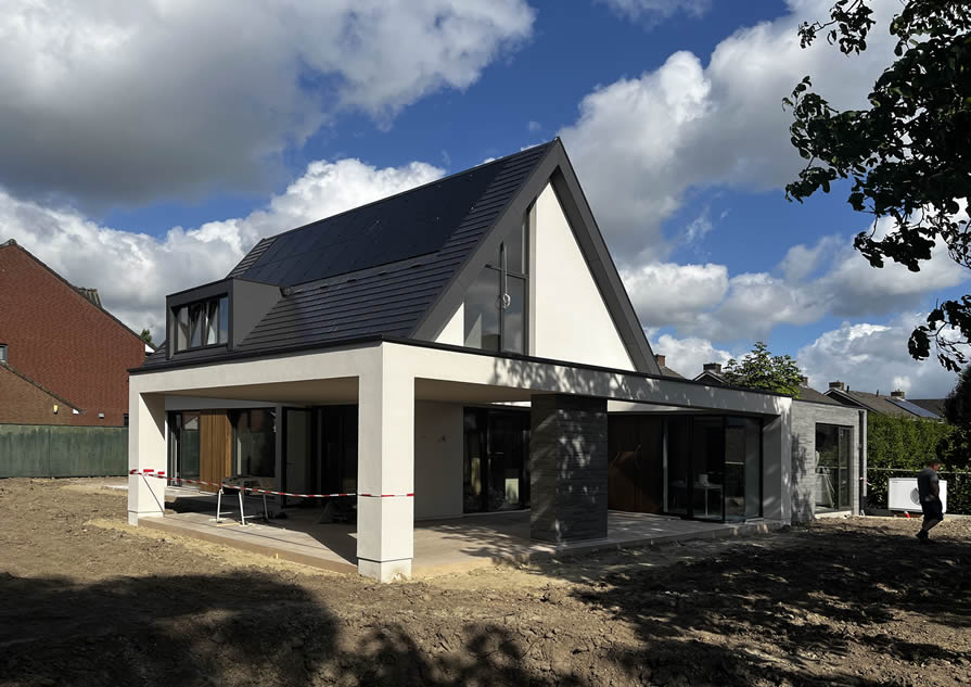 Eigentijdse wit gestucte woning