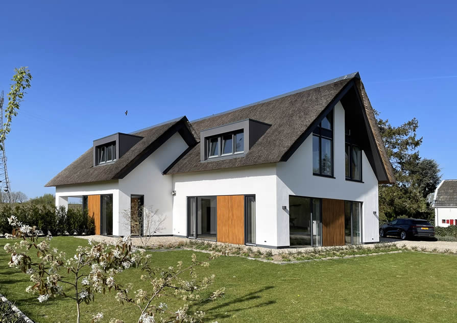 Gestucte villa met rieten kap