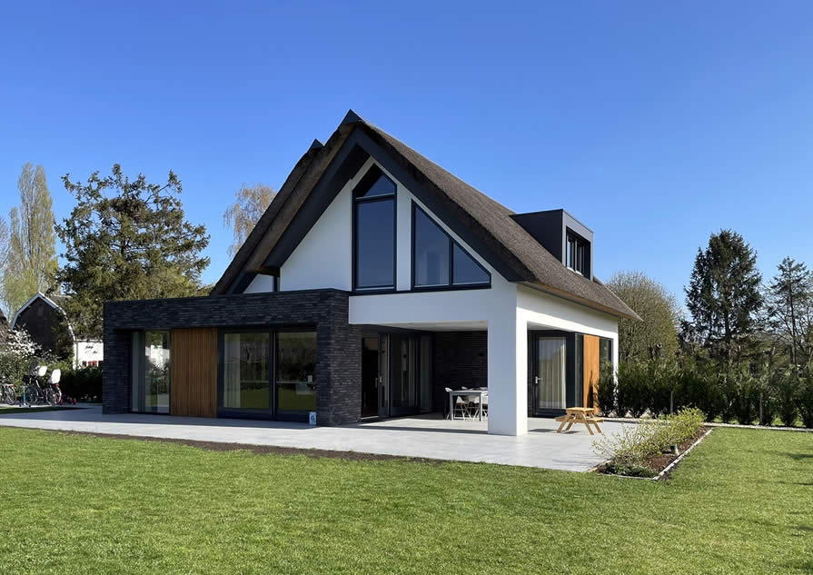 Achterzijde gestucte villa