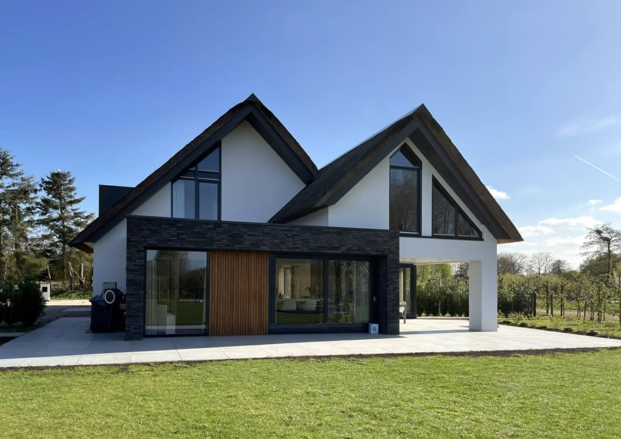 Gestucte villa met dubbele rieten kap