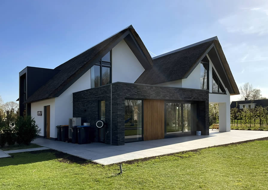 Aanbouw met antraciete gevelstenen