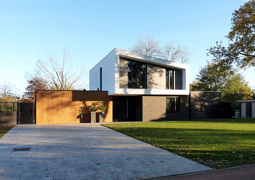 Moderne woning met verschillende gevelmaterialen