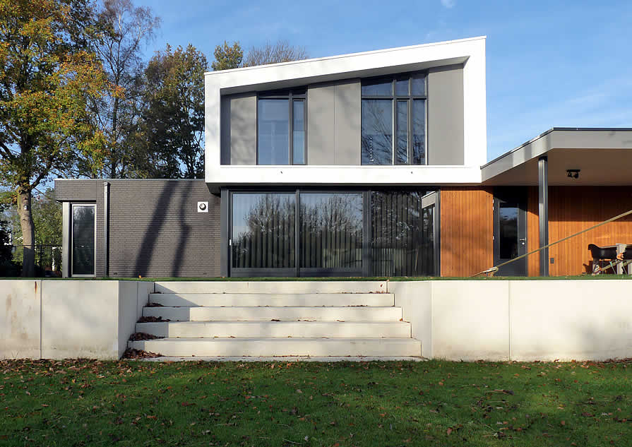 Achterzijde moderne bungalow