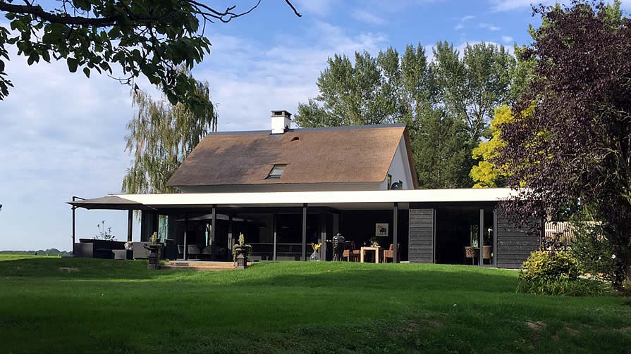 Achterzijde vrijstaande woning met verandadak
