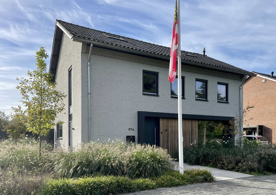 Modern entreekader met houten geveldelen