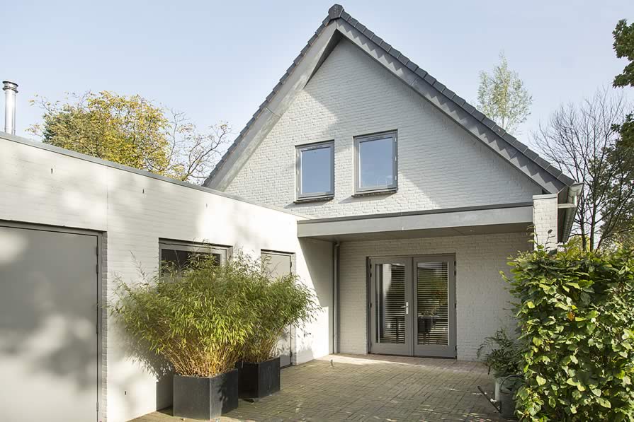 Zijaanzicht links modern huis